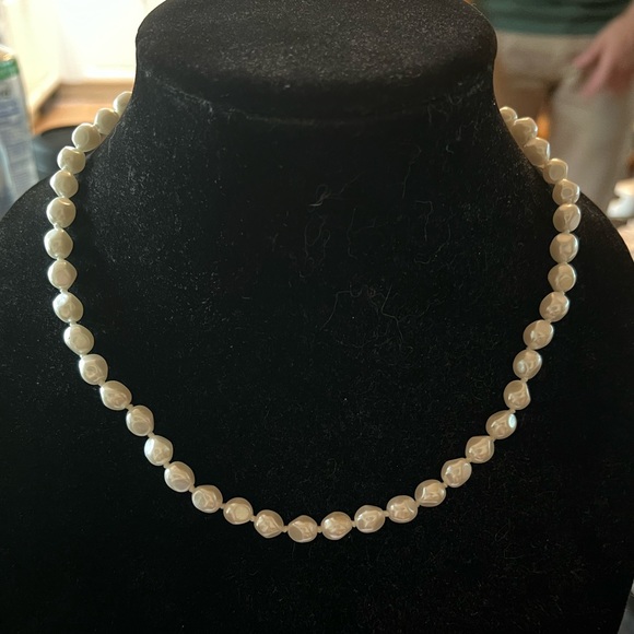 White Napier necklace - Picture 2 of 3